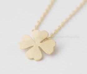 Four leaf clover necklace in gold