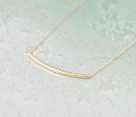 Simple curve necklace in gold
