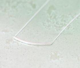 Simple curve necklace in silver