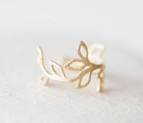 leaf branch ring in gold