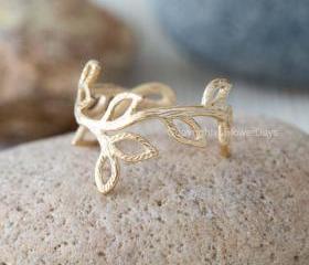 leaf branch ring in gold