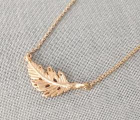 Tiny feather Necklace in gold