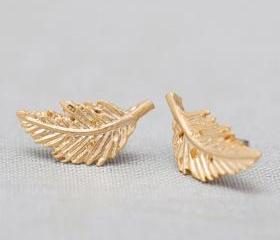 Vintage leaf post earrings in gold